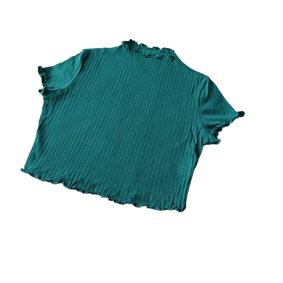 Green Wave Edge Crop Top - Picture 2 of 5